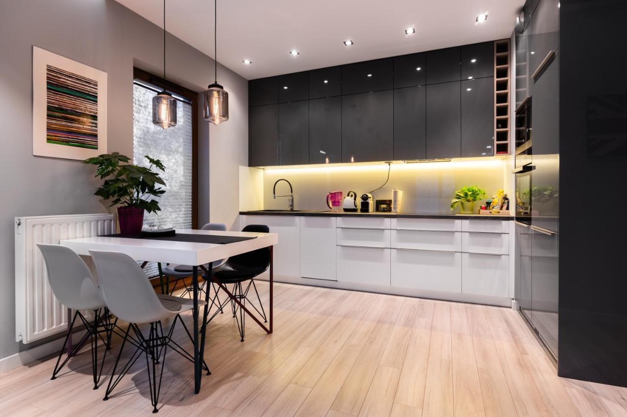 Elegant Business Accommodation With Parking - By Upstairs Cracovie Extérieur photo
