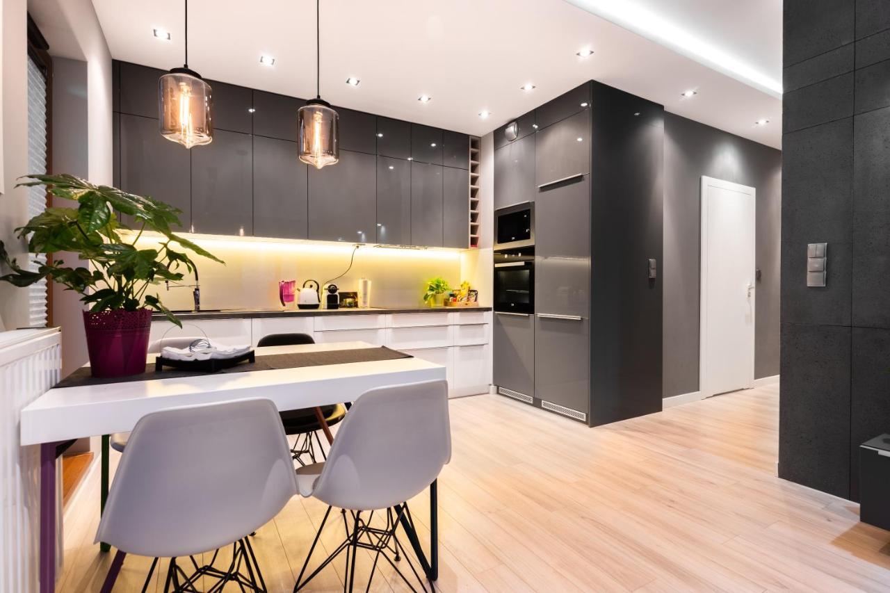 Elegant Business Accommodation With Parking - By Upstairs Cracovie Extérieur photo