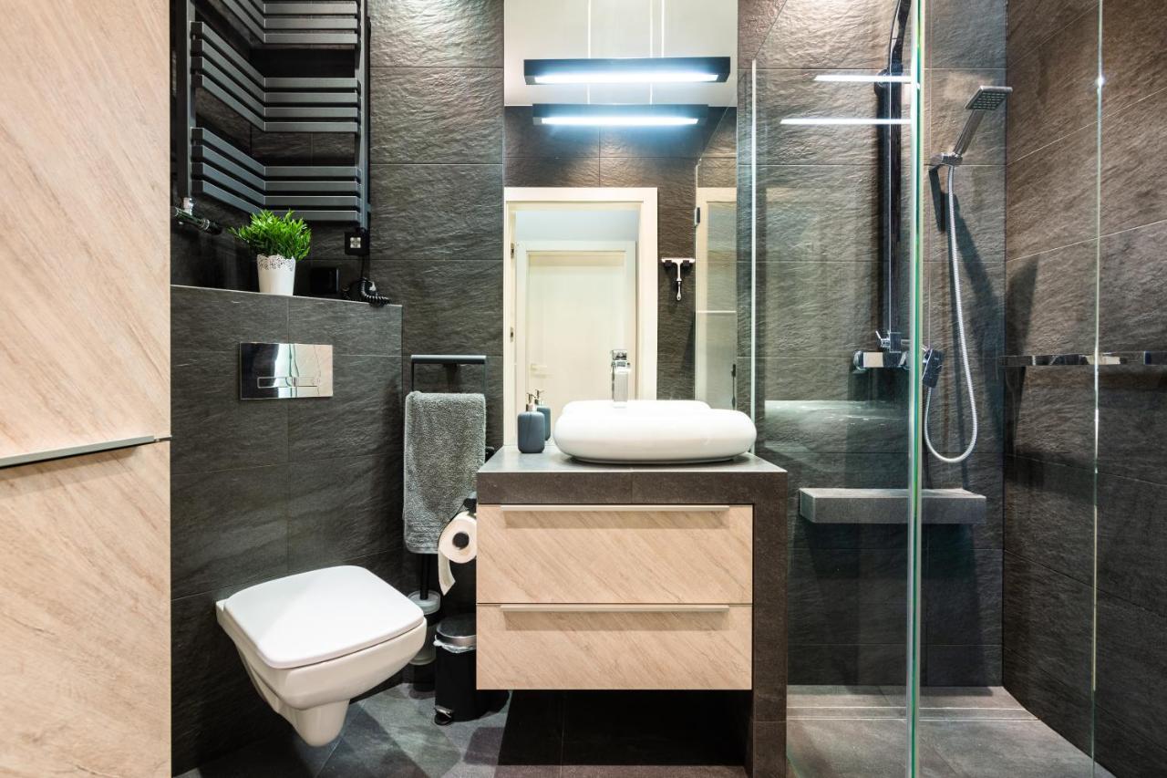 Elegant Business Accommodation With Parking - By Upstairs Cracovie Extérieur photo