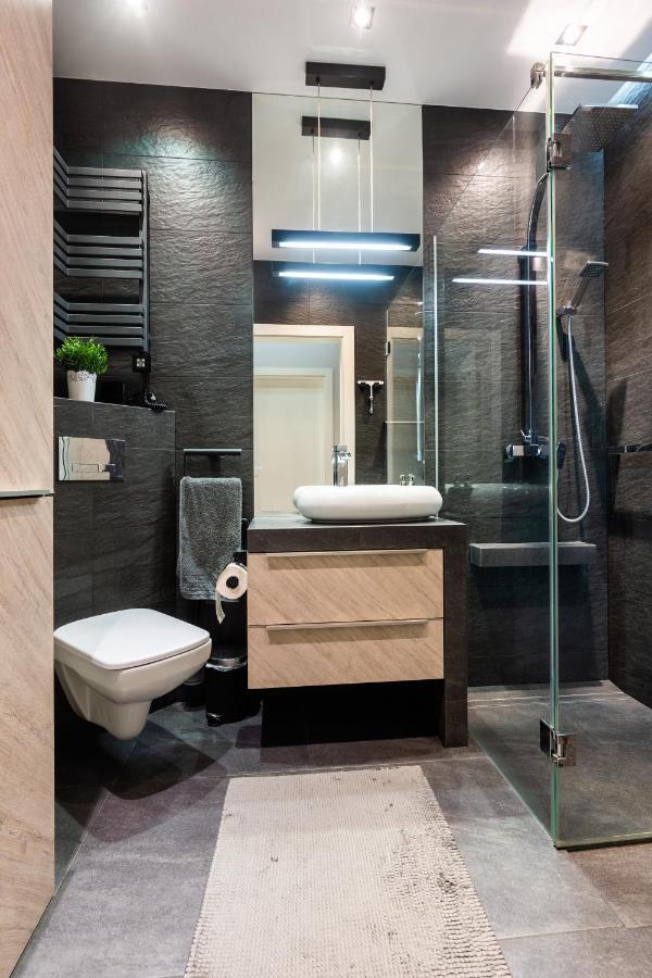 Elegant Business Accommodation With Parking - By Upstairs Cracovie Extérieur photo
